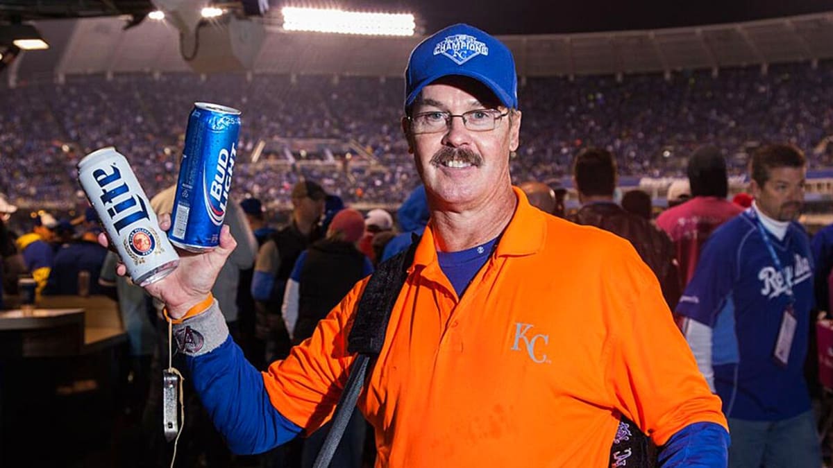 Doing Big Business As a Stadium Food Vendor Editorial Photography - Image  of baseball, counting: 44638112