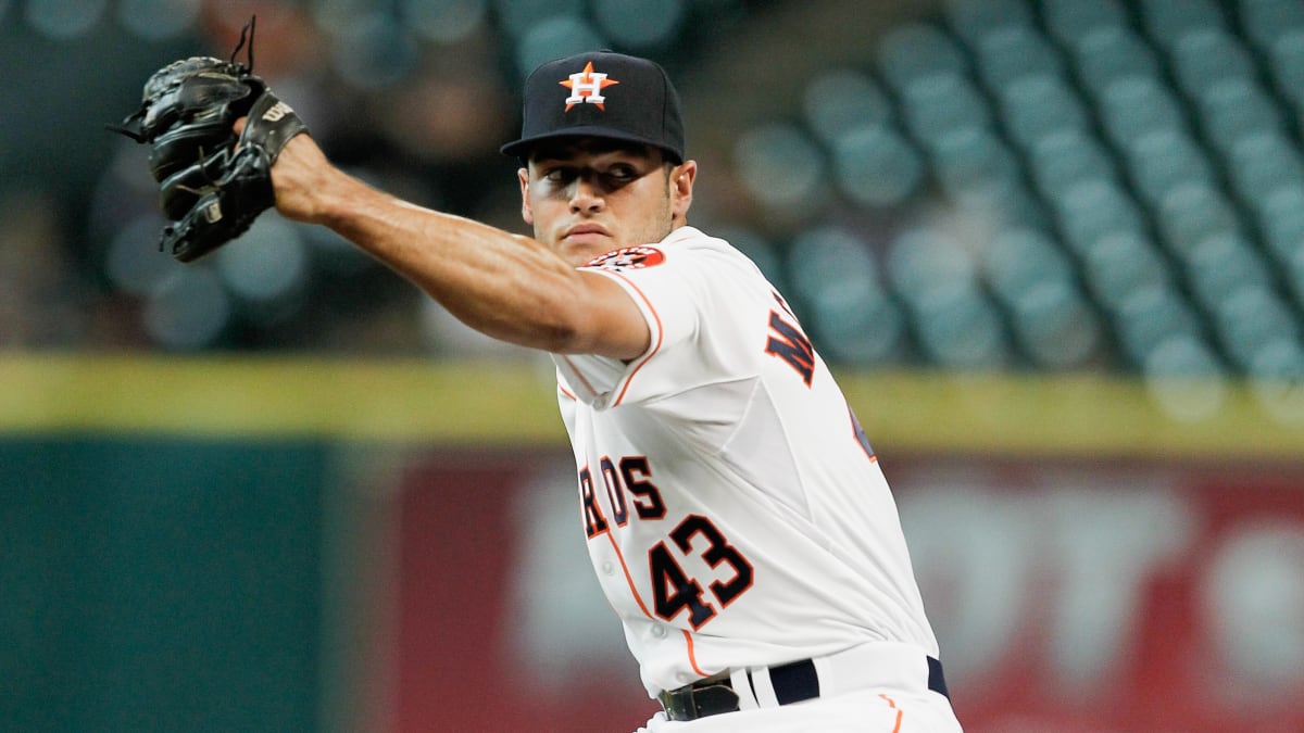 McCullers wears Batman cleats in ML debut 