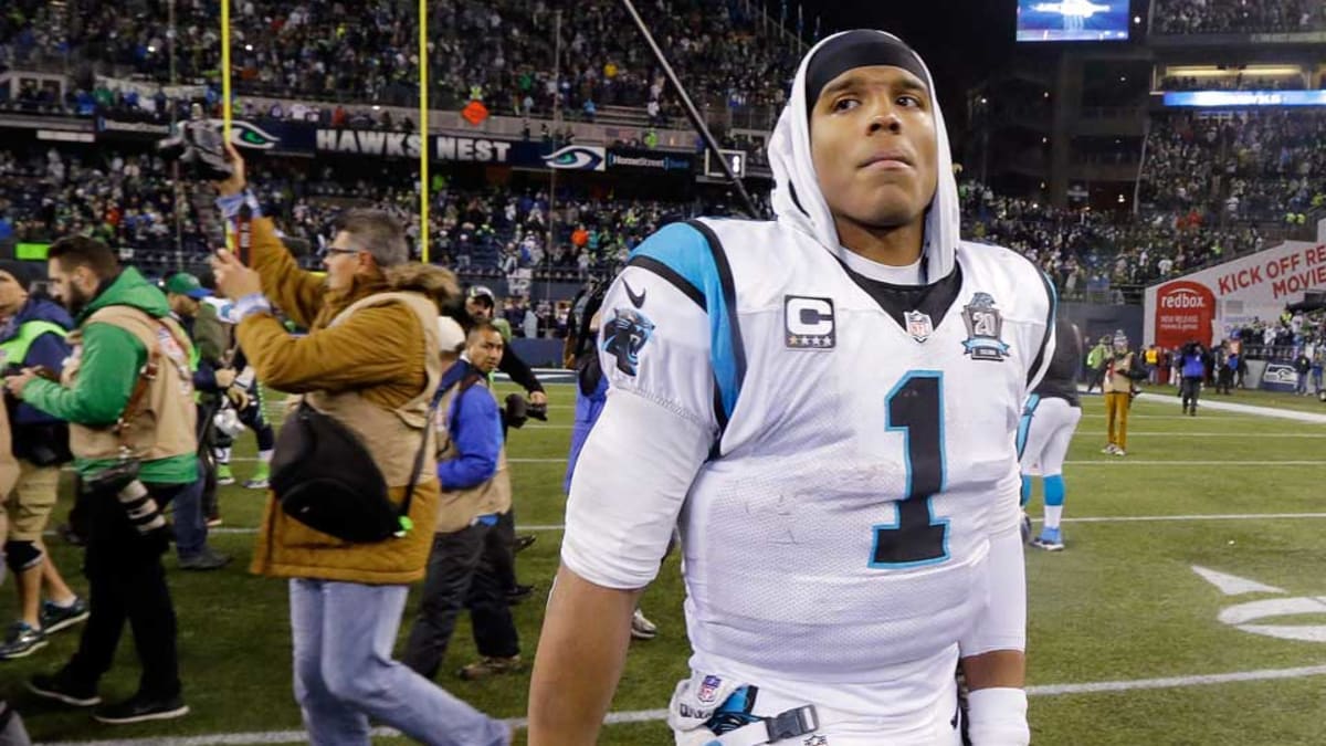 Carolina Panthers' Cam Newton (1) motivates his team late in an NFL  football game against the Dallas Cowboys, Thursday, Nov. 26, 2015, in  Arlington, Texas. (AP Photo/Michael Ainsworth Stock Photo - Alamy