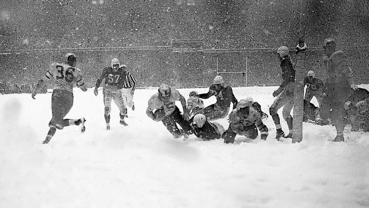 LOOK: Snowfall is starting to get crazy for Browns-Bears Christmas