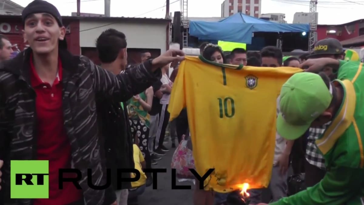 Brazil's World Cup's Jersey's Collar makes a Brazil flag when unbuttoned. :  r/oddlysatisfying