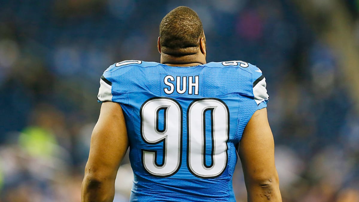 Detroit Lions defensive tackle Ndamukong Suh receives negative