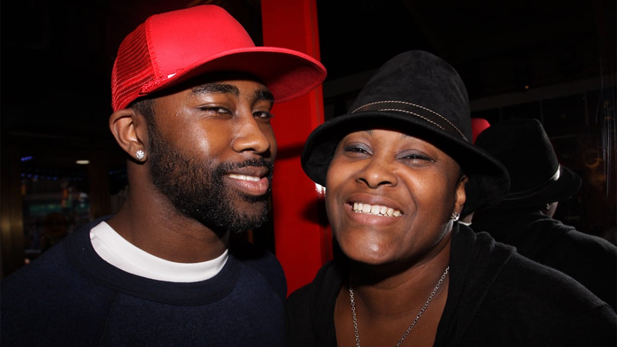 Patriots deny Darrelle Revis' mom entrance into Super Bowl ring party 