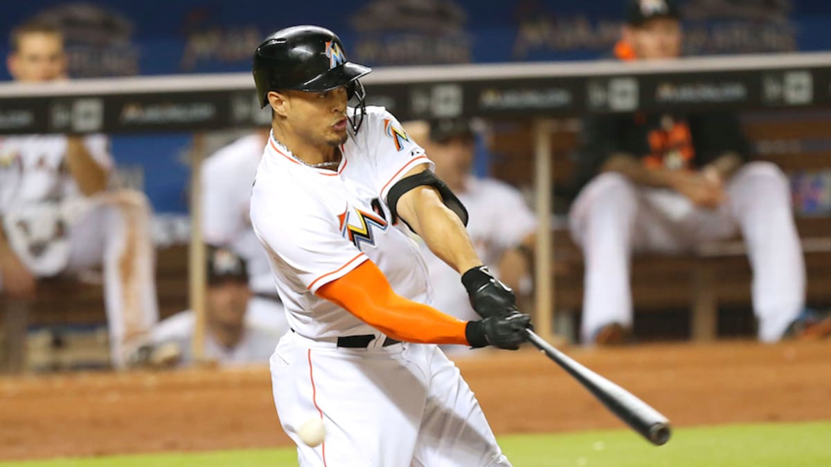 Marlins' Giancarlo Stanton exits game after injuring wrist - Los Angeles  Times