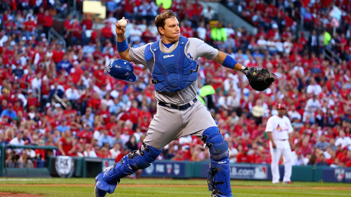 Dodgers agree to contract with former Reds, Cubs catcher