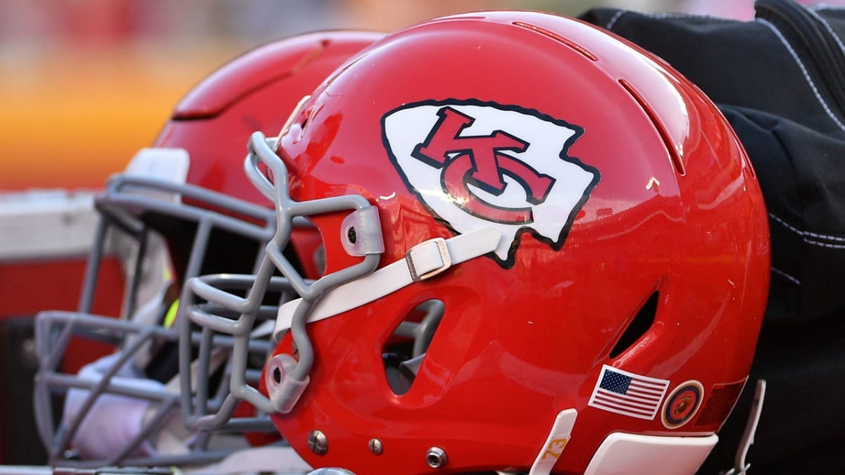 Detailed view of Tennessee Titans (left) and Kansas City Chiefs helmets.  Photo via Credit: Newscom/Alamy Live News Stock Photo - Alamy