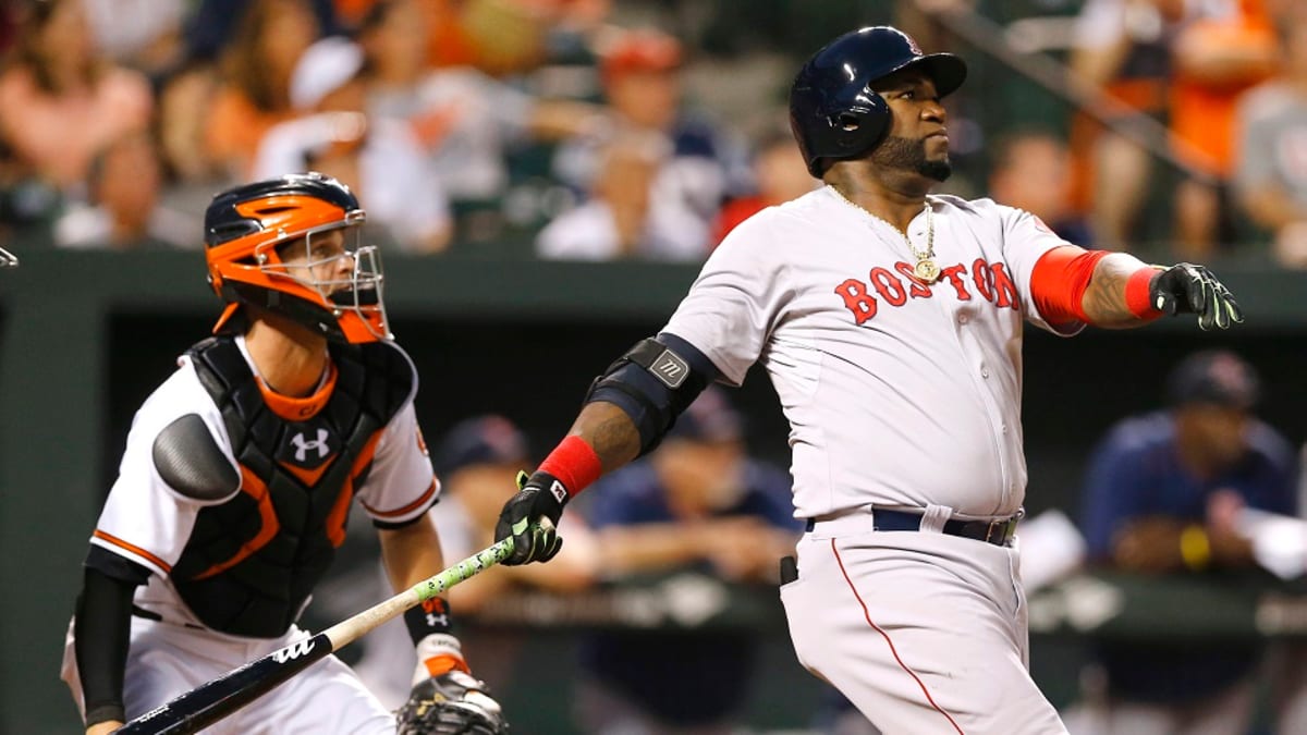 VIDEO: Astros mascot attempts to distract David Ortiz with belly