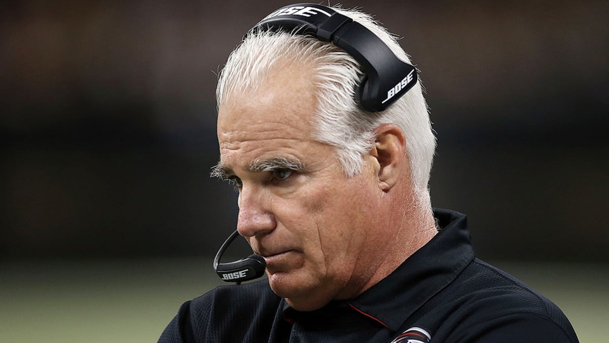 Photo: Atlanta Falcons head coach Mike Smith stands on the