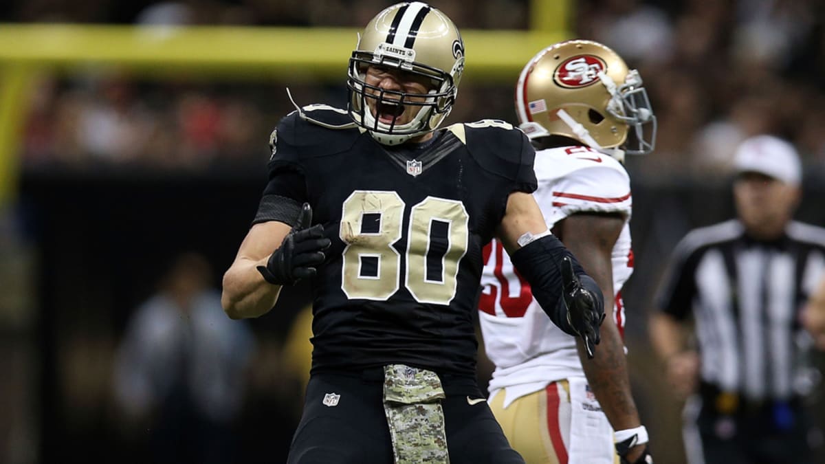 NFL Fans Have Hilarious Jokes About Jimmy Graham Signing With the