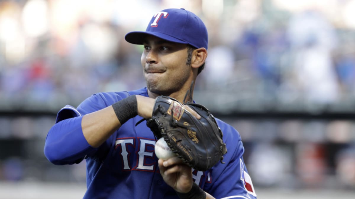 Rangers release veteran catcher León from minor league deal