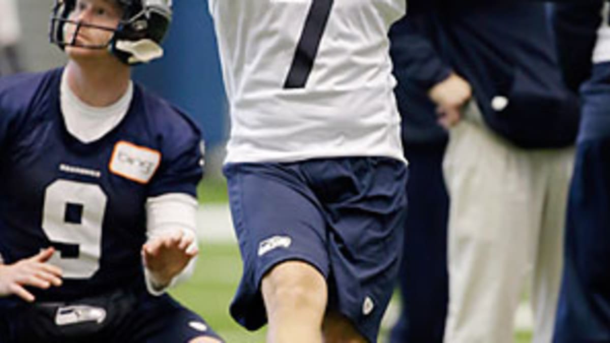 Chicago Bears receiver Bernard Berrian, right, focuses on a 33