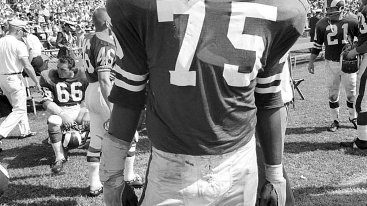 Deacon Jones, Fearsome N.F.L. Defensive End, Dies at 74 - The New