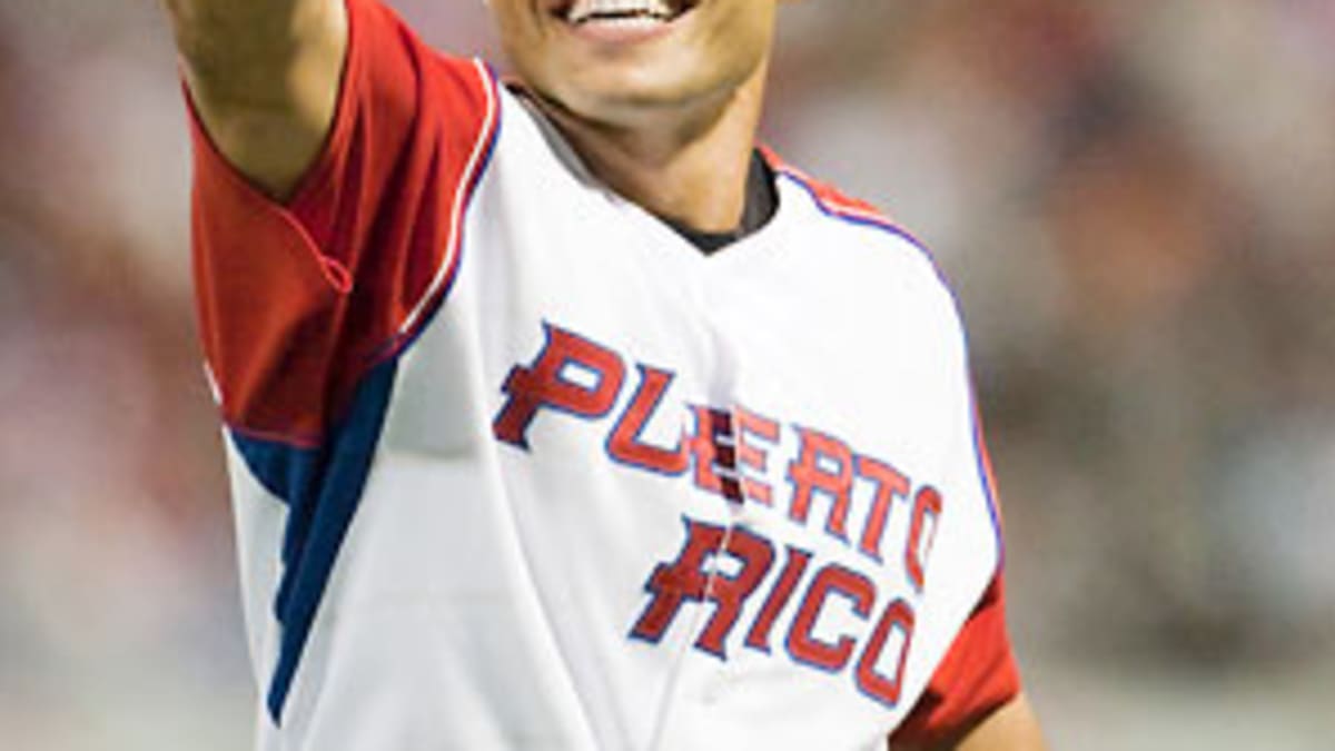 Florida Marlins catcher Ivan Rodriguez(L) poses with Chicago Cubs