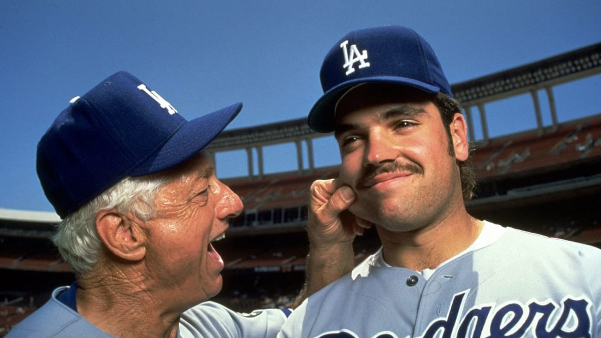 Mike Piazza at bat - 1993 (Photo by Walter Looss Jr) : r/Dodgers