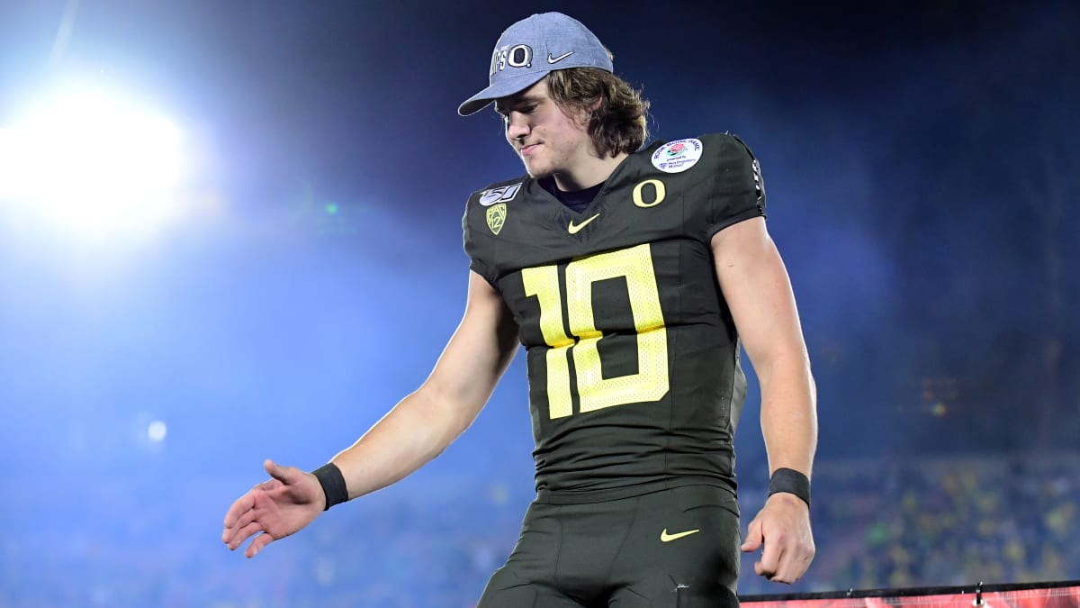 Oregon QB Justin Herbert rushes for 3 touchdowns in Rose Bowl victory