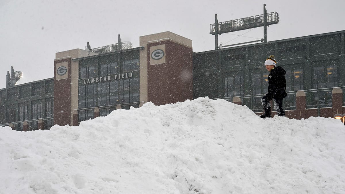 Packers outlast Texans at snowy Lambeau Field