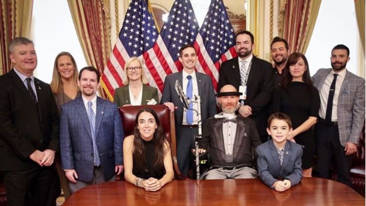 Steve Gleason, ex-New Orleans Saints safety and ALS advocate, receives  Congressional Gold Medal