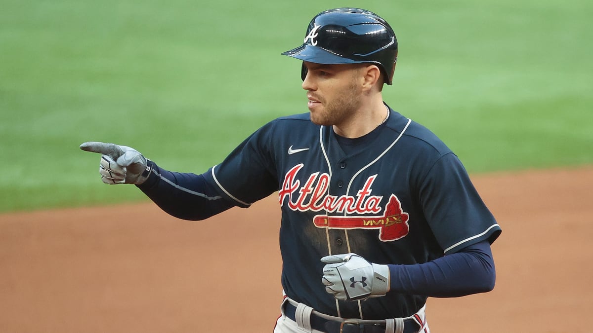 Braves' Freddie Freeman '100 percent go' on moving to third base