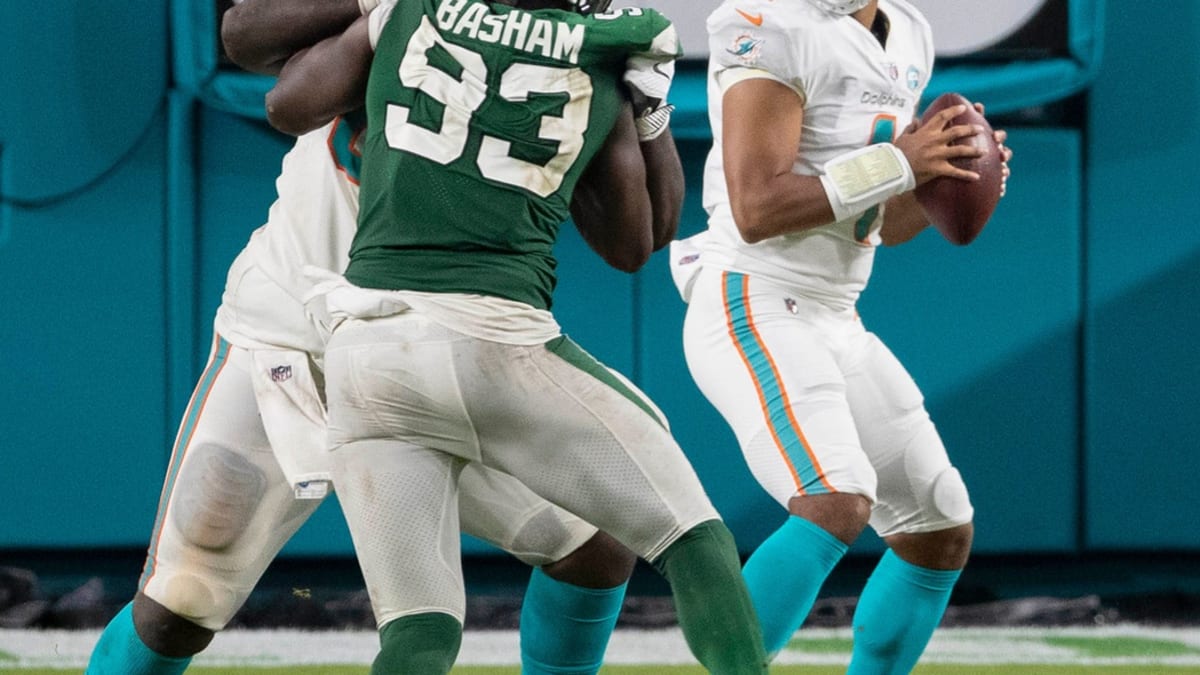 Quarterback Ryan Fitzpatrick celebrates a touchdown during the Dolphins'  24-0 win over the Jets. ⁠ ⁠ 