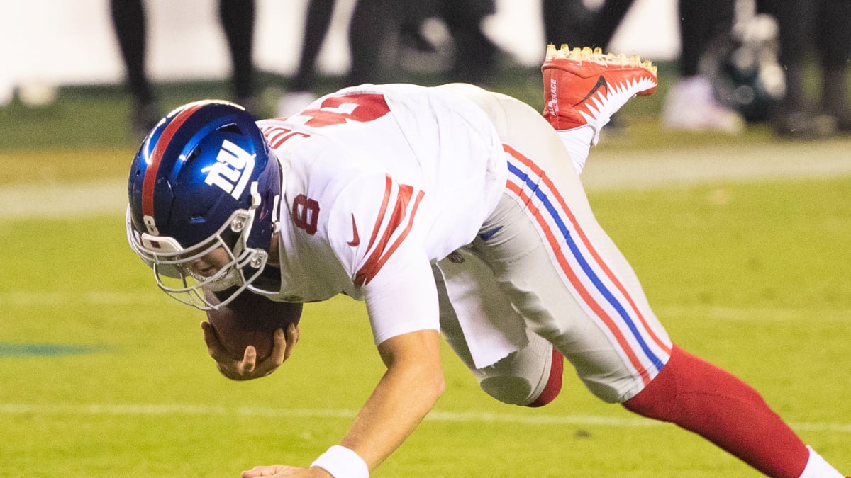Daniel Jones Fell Down in the Open Field and His Teammates Laughed Very Hard