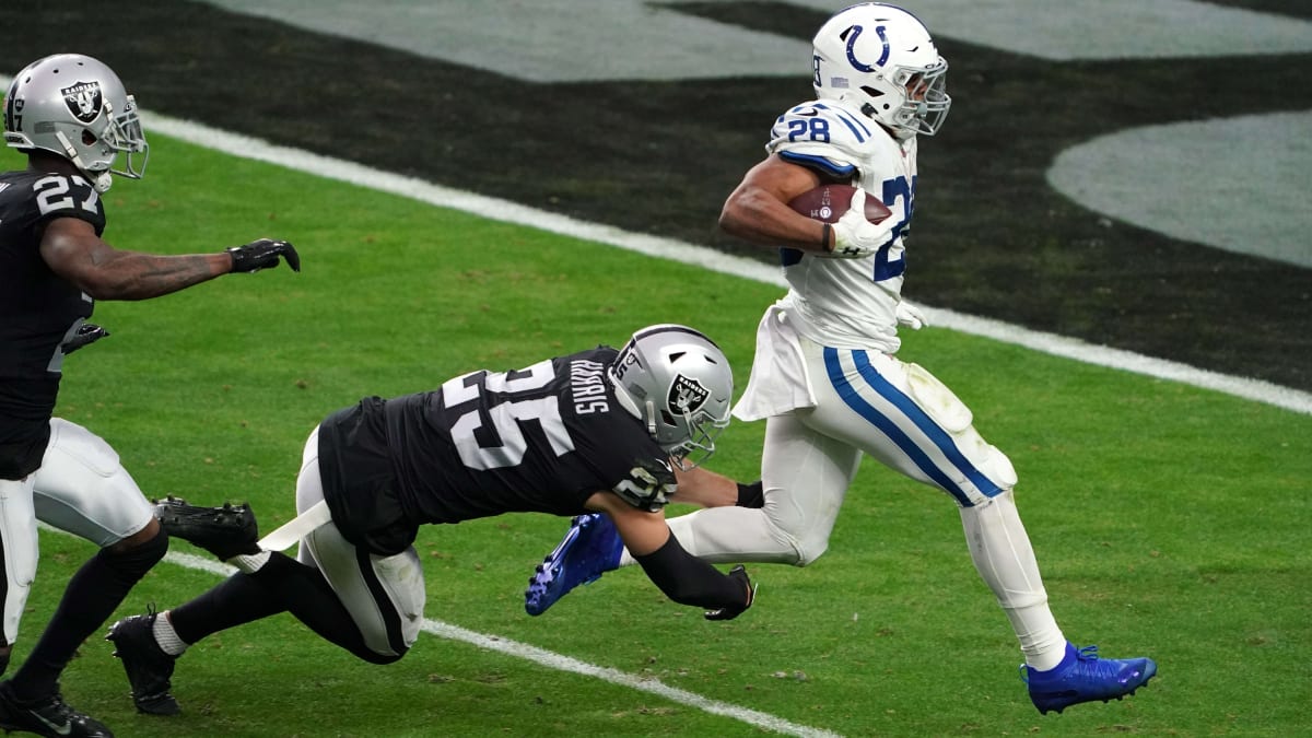 Raiders use fast start, interception return to beat Colts