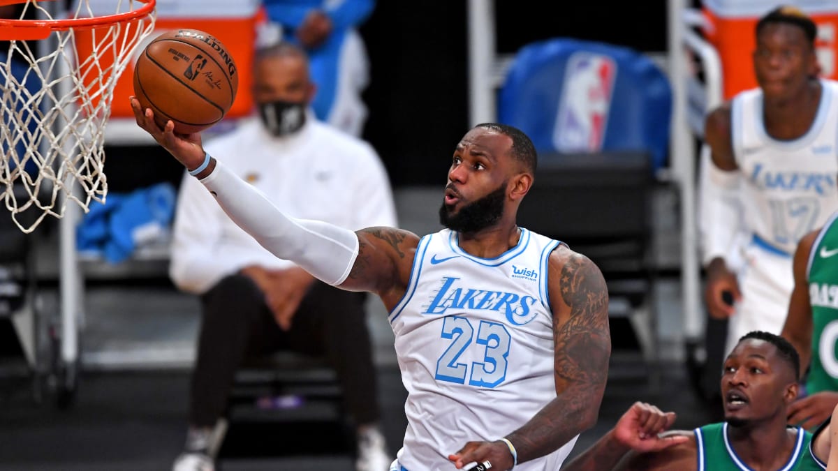 Lakers fall to Mavs on Christmas Day; Losing streak extended to 4