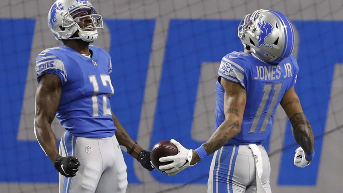 Detroit Lions quarterback Matthew Stafford hits wide receiver Marvin Jones  downfield for 38 yards