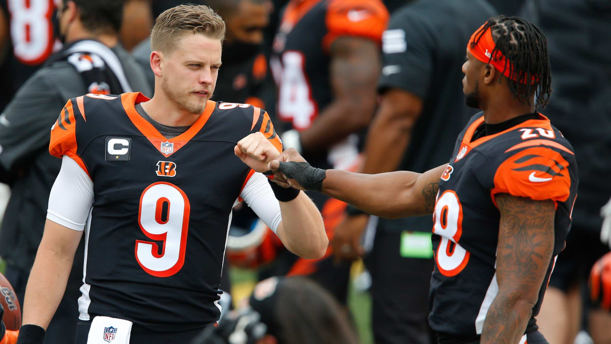 Chicago Bears quarterback Andy Dalton scrambles during the second half of  an NFL football game against the Cincinnati Bengals Sunday, Sept. 19, 2021,  in Chicago. (AP Photo/Nam Y. Huh Stock Photo - Alamy