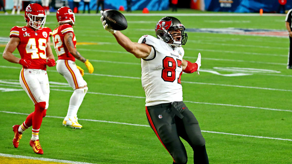 Tom Brady hits Rob Gronkowski for two touchdowns in Super Bowl LV