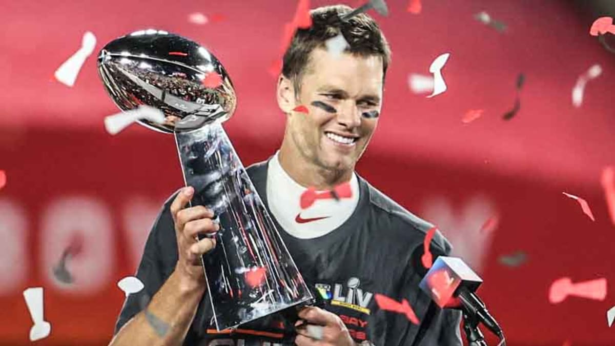 Tom Brady completes Lombardi Trophy pass at Buccaneers boat parade