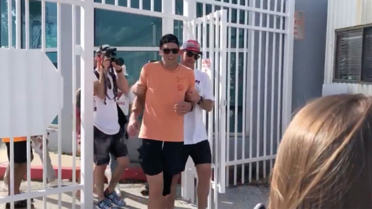 VIDEO: Tom Brady Arrives at Buccaneers Parade in New $2 Million Boat