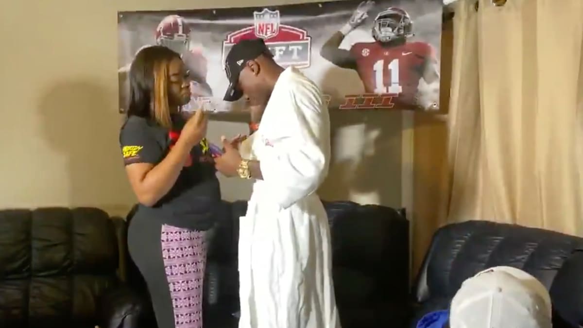 Henry Ruggs III rocks celebratory robe after Las Vegas Raiders Pick -  Sports Illustrated