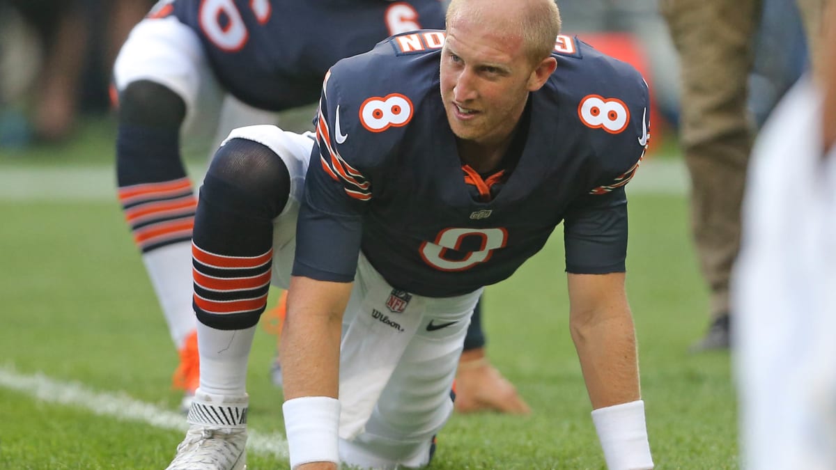 Chicago Bears quarterback Mike Glennon (8) warms up before an NFL football  game against the Detroit Lions, Sunday, Nov. 19, 2017, in Chicago. (AP  Photo/Nam Y. Huh Stock Photo - Alamy