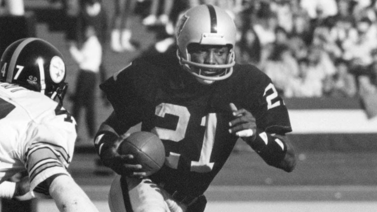 The Oakland Raiders play the Dallas Texans at Candlestick Park, September  24, 1961 Tom Flores injued (Bob Campbell/San Francisco Chronicle via AP  Stock Photo - Alamy