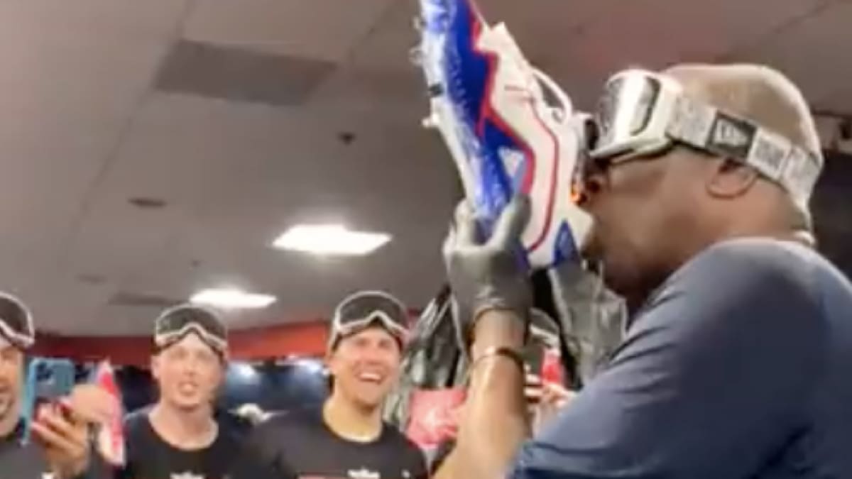 Dusty Baker Chugs Champagne Out Of Cleat To Celebrate Astros Win