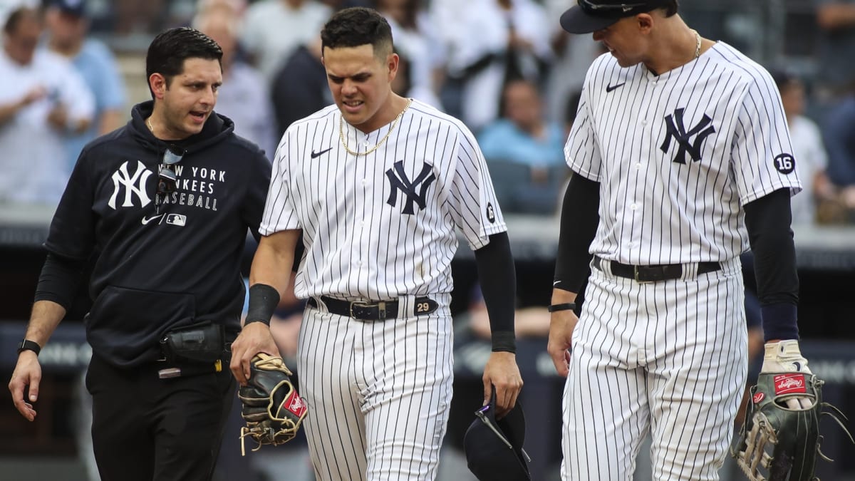 Yankees' Gio Urshela receiving MRI on knee after diving play Thursday