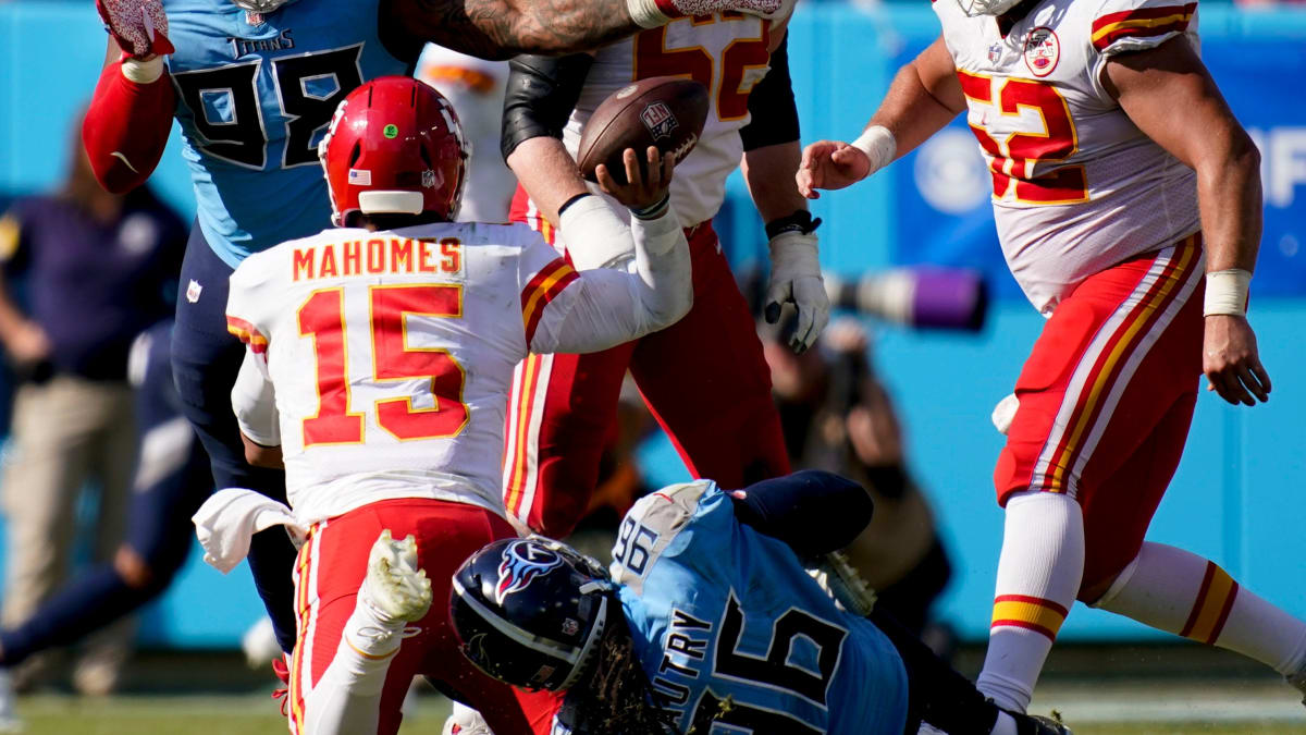 Mahomes cleared after concussion check, Chiefs lose to Titans 27-3