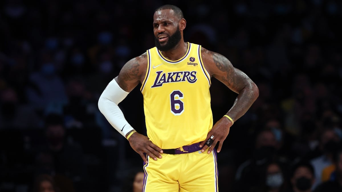 Lakers' LeBron James is already sick of losing, issues stern warning