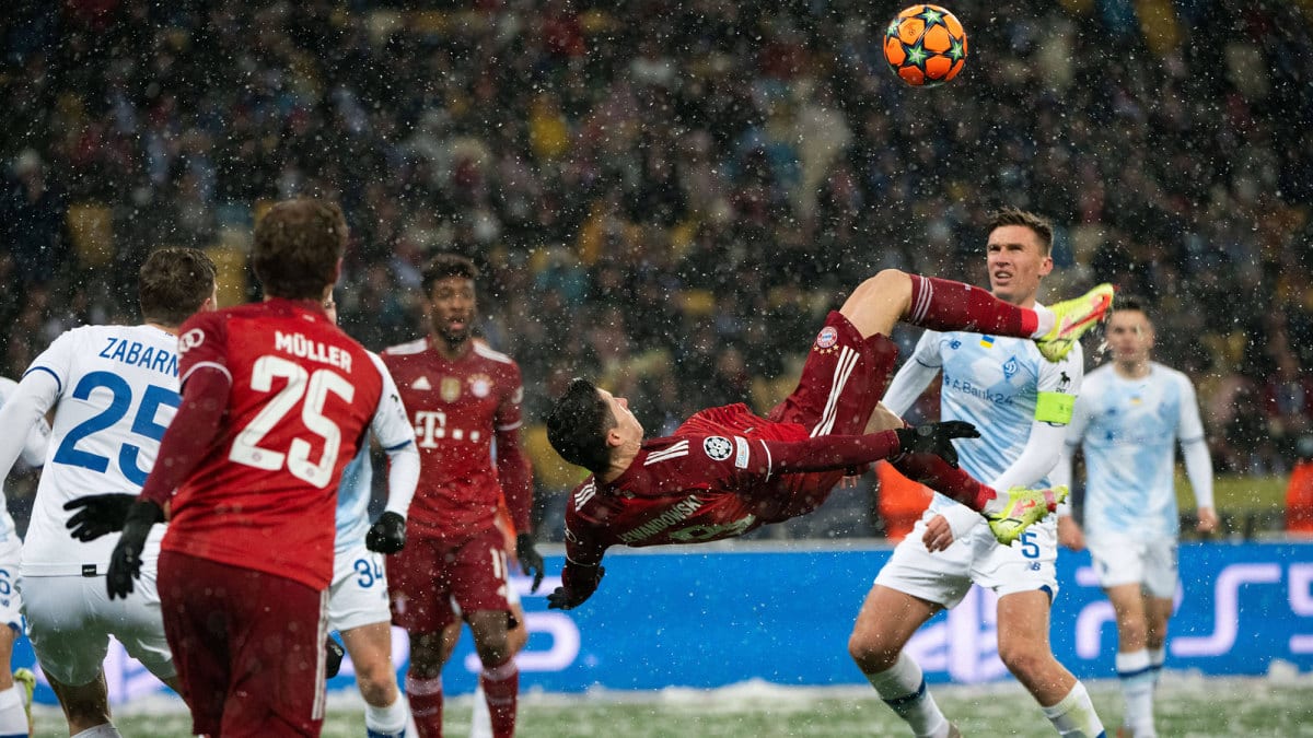 Lewandowski bicycle kick goal video: Bayern star scores in snow - Sports  Illustrated