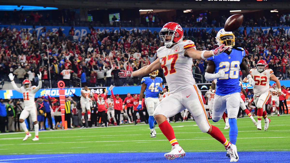 KC Chiefs TE Travis Kelce Faces History, Loss of Tyreek Hill in 2022 -  Sports Illustrated Kansas City Chiefs News, Analysis and More