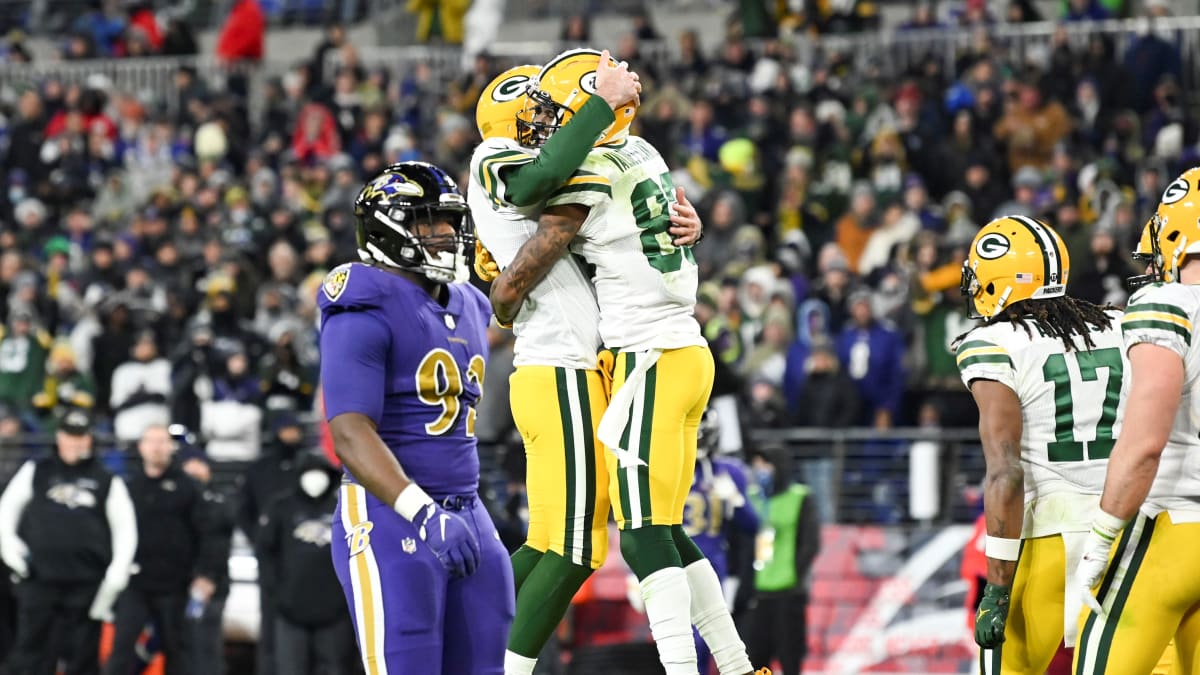 Green Bay Packers - 4️⃣4️⃣2️⃣ Aaron Rodgers is now tied with Brett Favre  for the most touchdown passes in #Packers history! #GoPackGo