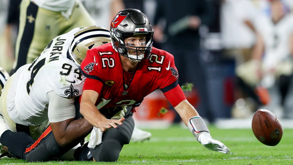 Buccaneers vs Saints: Tom Brady throws tablet to ground, involved