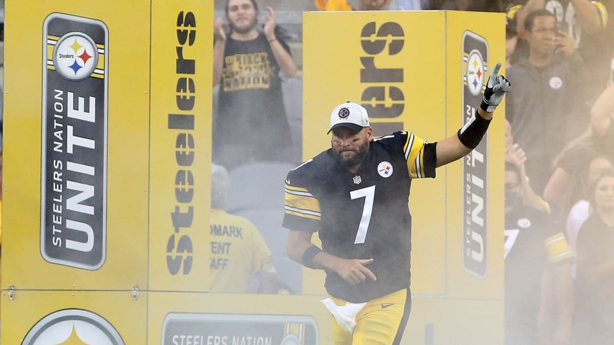 Pittsbugh, United States. 3rd Jan, 2022. Pittsburgh Steelers quarterback  Ben Roethlisberger (7) waves to the fans at Heinz Field following the 26-14  win against the Cleveland Browns in Pittsburgh on Monday, January