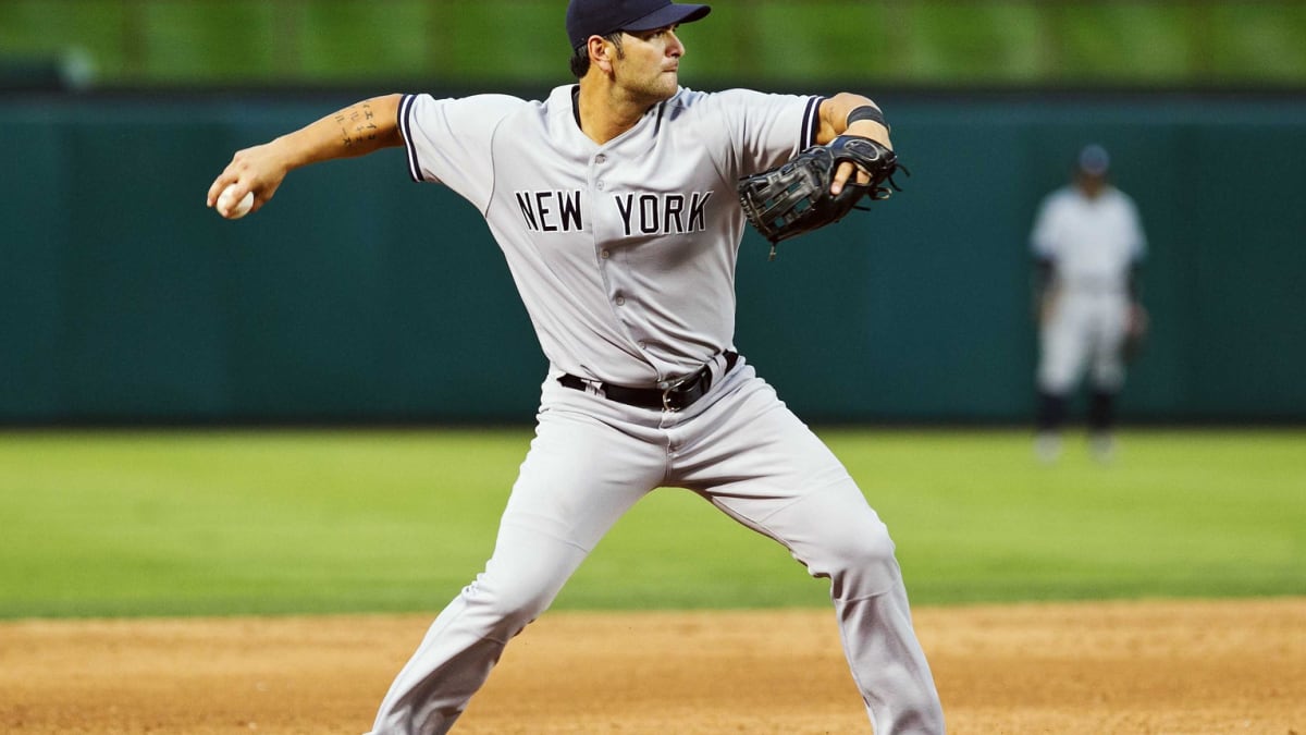 Eric Chavez happy to be back with Yankees 