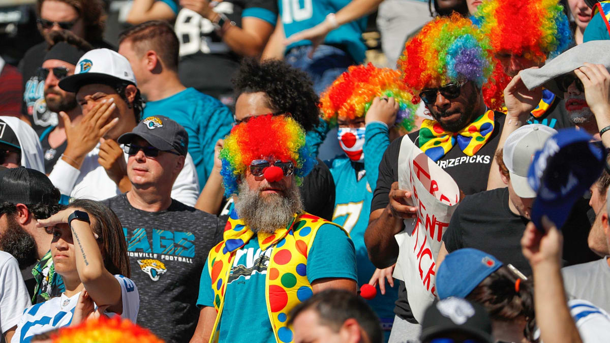 Jaguars fans dress like clowns & Cat stuck in a chair