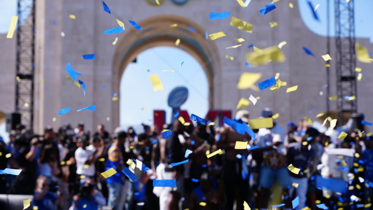 Photographer injured in fall during Rams celebration - NBC Sports