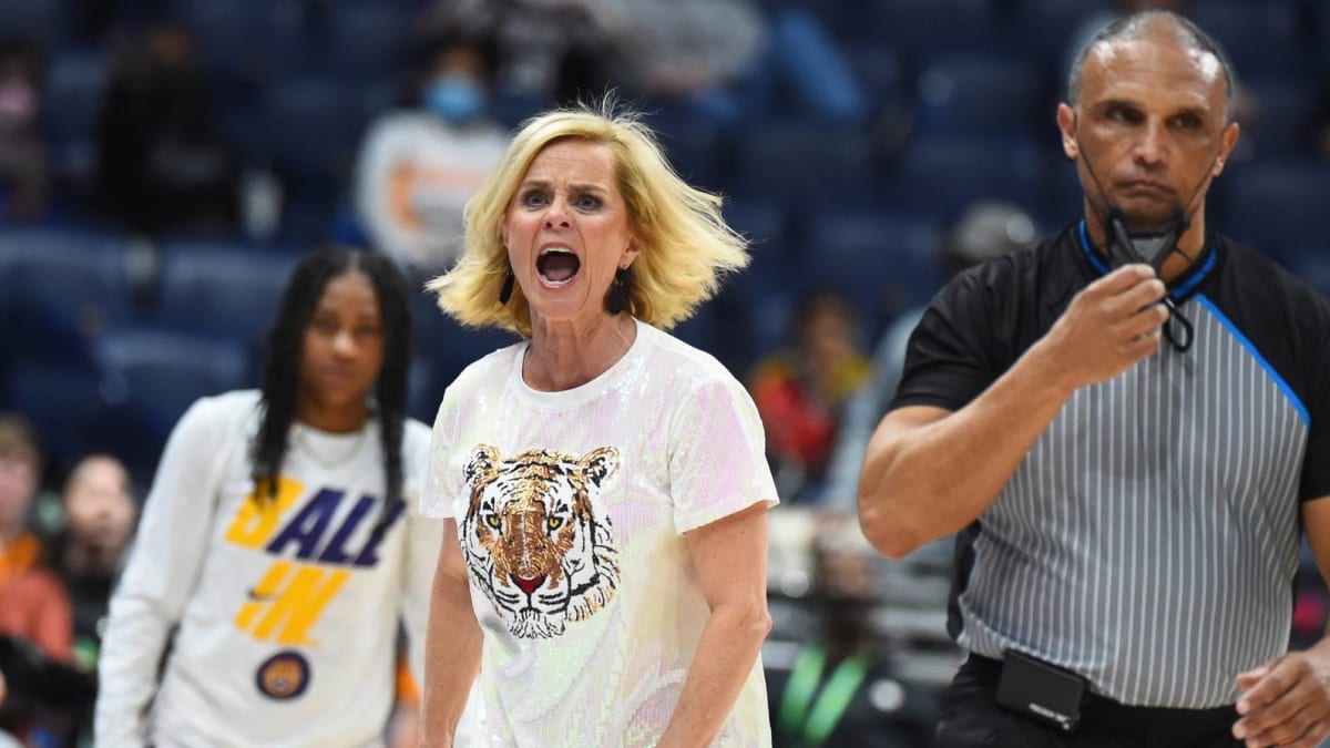 LSU coach Kim Mulkey loses cool at ref during Kentucky's upset over Tigers  - Sports Illustrated