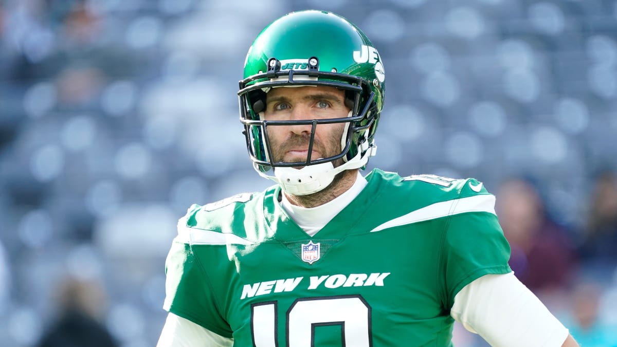 New York Jets quarterback Joe Flacco warms up before an NFL football game  against the Green Bay Packers Sunday, Oct. 16, 2022, in Green Bay, Wis. (AP  Photo/Matt Ludtke Stock Photo - Alamy