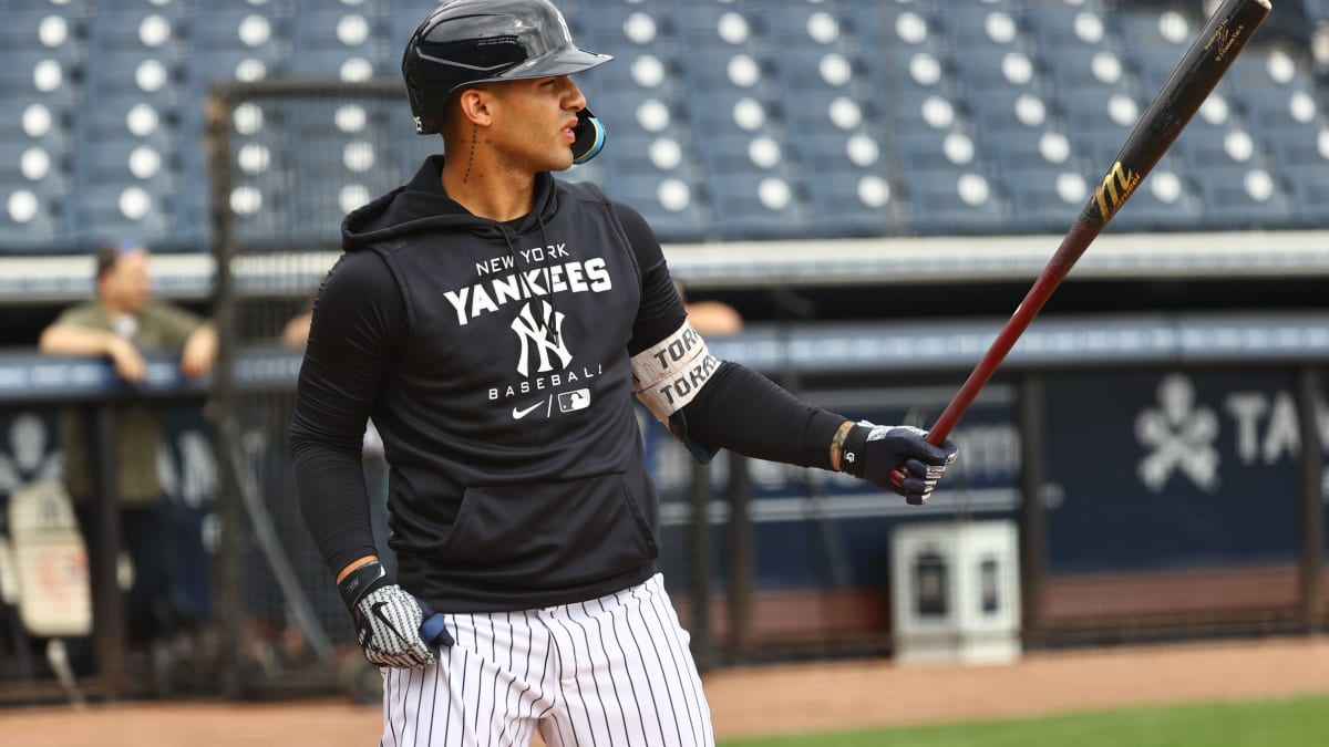 Highlight] In his first Father's Day game as a dad, Gleyber Torres shows  off the dad strength with a solo jack vs the Jays : r/NYYankees