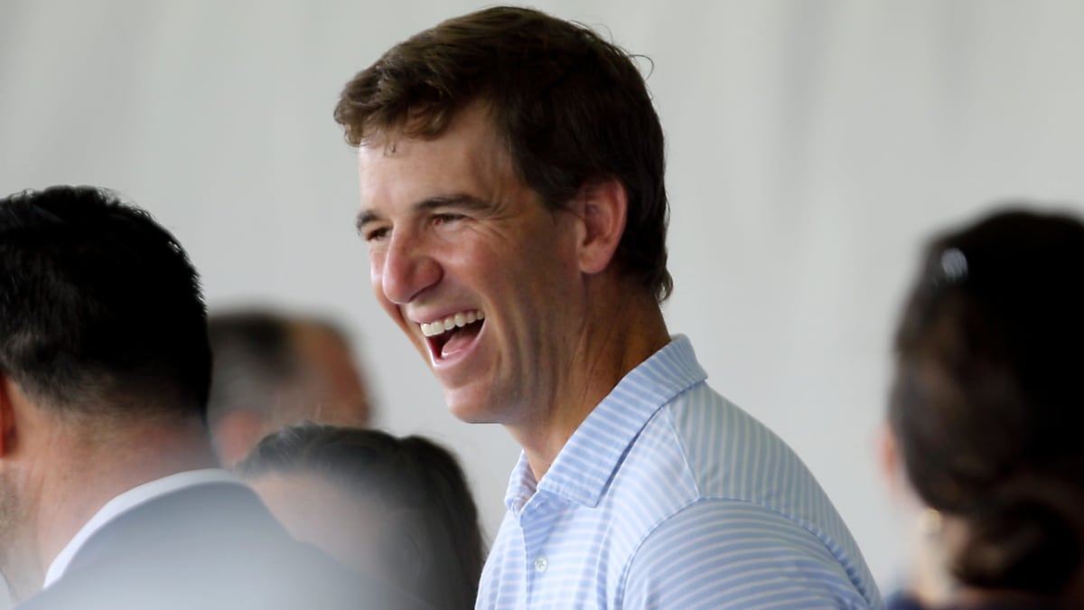 Eli Manning gets on the St. Peter's basketball bandwagon for Sweet 16